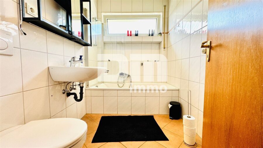 Hochwertiges Drei- bis Vierfamilienhaus in erhobener Ortsrandlage mit Panoramablick - 1.OG Badezimmer / Badewanne